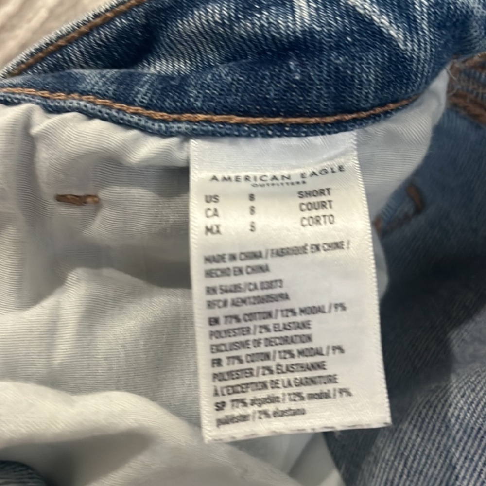 American Eagle Women’s Mom Jeans Distressed Holes Size 8 Short - Picture 6 of 7